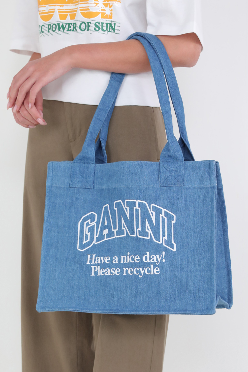 תמונת כל הלוק של תיק טוט לארג GANNI